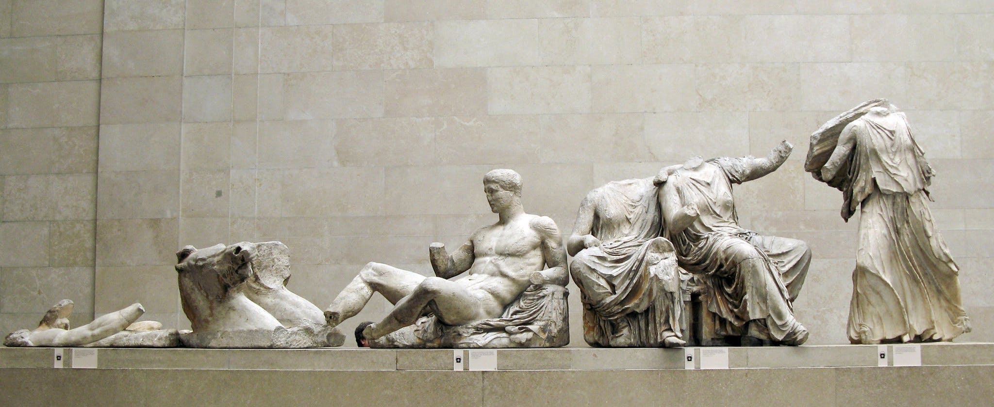 Phidias et atelier, Sculptures du fronton du Parthénon, 447-432 av. J.-C., marbre du Pentélique, Londres, British Museum. -	https://lepetitjournal.com/athenes/lhistoire-des-pieces-du-parthenon-du-british-museum-301898 