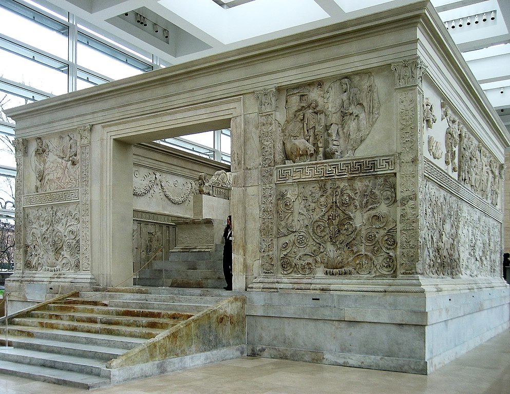Entrée principale de l’Ara Pacis, Ier siècle avant J.-C., Rome – Source : https://upload.wikimedia.org/wikipedia/commons/thumb/e/e8/Ara_Pacis_Rom.jpg/994px-Ara_Pacis_Rom.jpg 