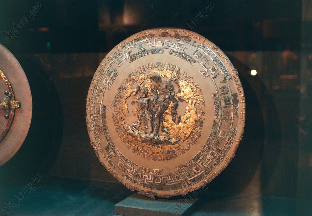 Bouclier du tombeau de Philippe II de Macédoine, IVe siècle av. J.C., or, ivoire, Salonique, Musée archéologique - https://www.akg-images.fr/archive/-2UMDHUW1SJV0T.html