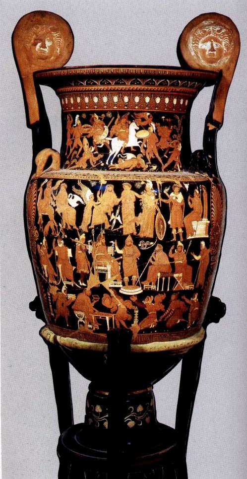 Peintre de Darius, Vase Darius, Cratère à volutes à figures rouges, 340-320 av. J.-C., H. 130 x D. 193 cm, découvert en 1851 près de la Canosa de Puglia, Naples, Musée archéologique national.  https://themathematicaltourist.wordpress.com/2013/02/02/darius-vase/ 