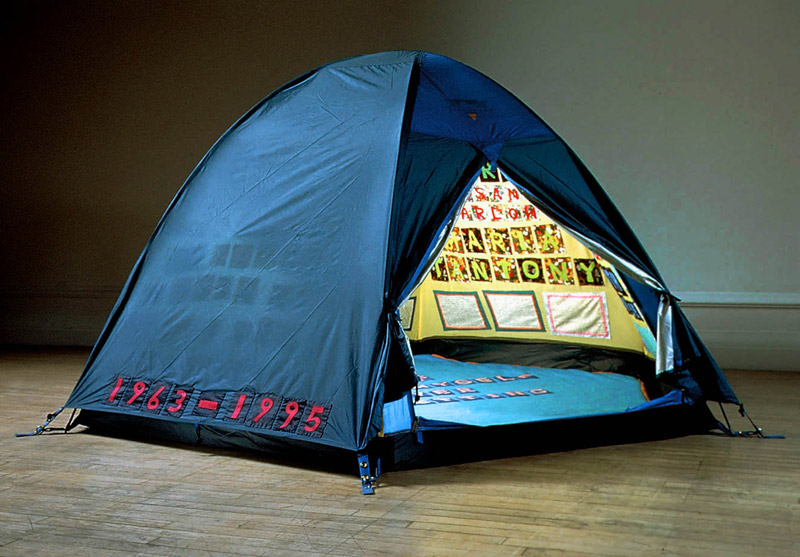 Tracey Emin, Everyone I Have Ever Slept With 1963 – 1995, 1995, Appliquéd tent, mattress and light, 122 x 245 x 214 cm, [détruite]. © Tracey Emin Source : https://www.saatchigallery.com/aipe/tracey_emin.htm