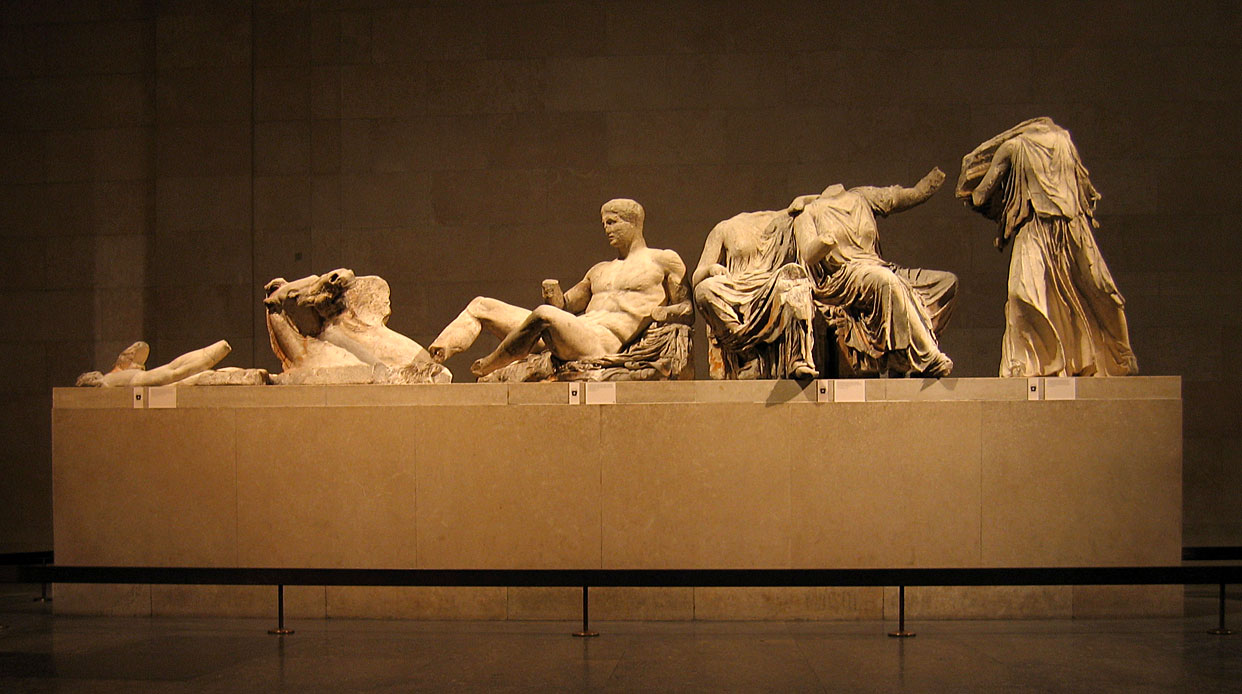 Marbres d’Elgin, Fragments du fronton Est, Ve siècle avant J.-C., Londres, British Museum  – Source : https://commons.wikimedia.org/wiki/File:Elgin_Marbles_east_pediment.jpg 