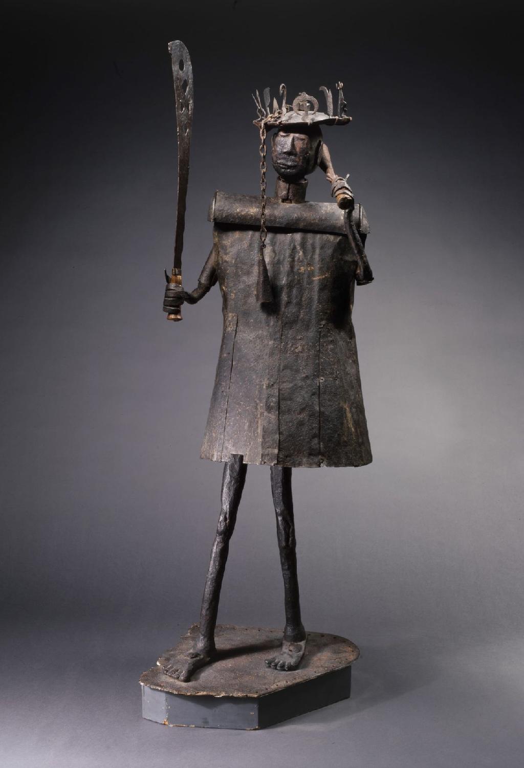 Akati Ekplé kendo, Sculpture de la divinité de la guerre Gou, av. 1858, fer, fois, H. 165 cm, Musée du Quai Branly-Jacques Chirac, en dépôt au Pavillon des Sessions du musée du Louvre. Source : http://www.quaibranly.fr/fr/collections/toutes-les-collections/le-pavillon-des-sessions/toutes-les-oeuvres/detail/parcours-notice-type/Parcours/parcours-notice-action/details/parcours-notice/635/parcours-referer/search/