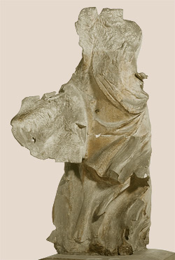 Victoire de Samothrace, moulage du corps vu de dos, vers 1875, plâtre, Musée des Moulages de Versailles - http://musee.louvre.fr/oal/victoiredesamothrace/victoiredesamothrace_acc_fr_FR.html 