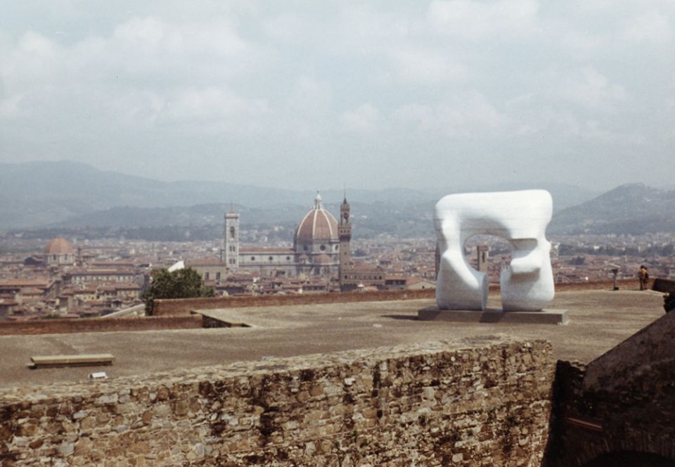 Vue de l’oeuvre Large Square Form with Cut d’Henry Moore exposée au Forte di Belvedere de Florence, 1972. Photo : Henry Moore Archive. Source: https://www.henry-moore.org/whats-on/2018/09/27/forte-di-belvedere-florence-exhibition#