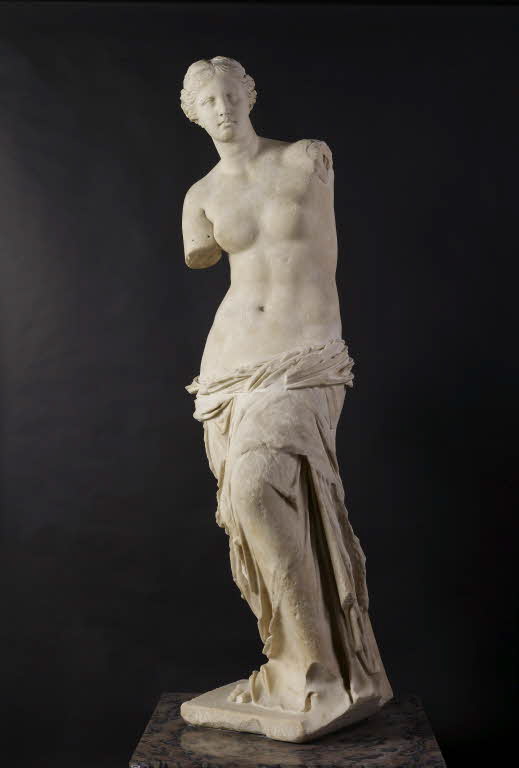 Aphrodite, dite Vénus de Milo, vers 100 av. J.C., marbre de Paros, 2,11 x 0,44 cm, Paris, Musée du Louvre.  Source : https://www.louvre.fr/oeuvre-notices/aphrodite-dite-venus-de-milo