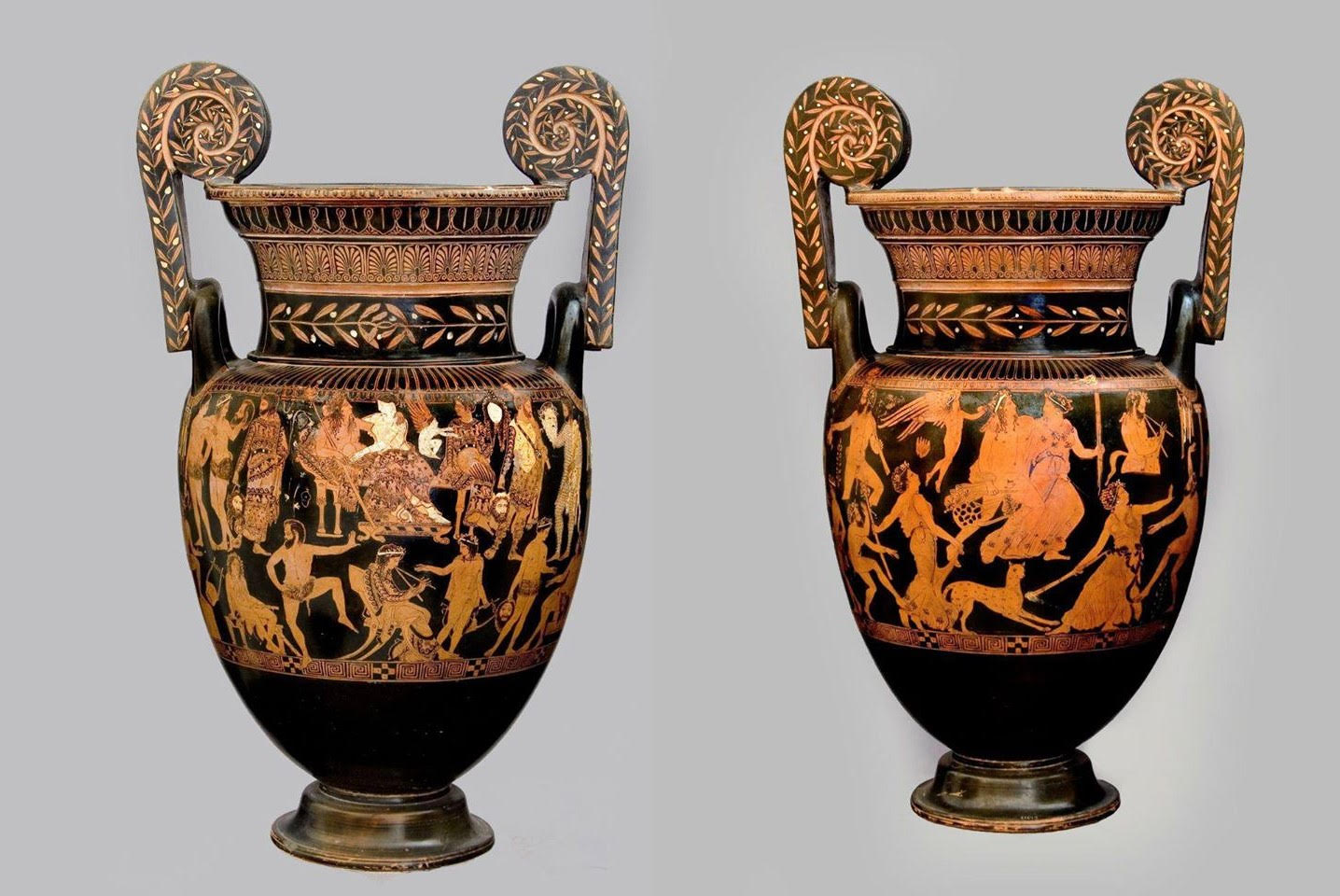 Peintre de Pronomos (attribué à), Cratère à volutes attique à figures rouges dit « Vase de Pronomos », vers 410-400 av. JC, H. 75 ; D. 33,5 cm, Naples, Musée d’archéologie nationale. Source : https://www.facebook.com/739992442875943/posts/il-vaso-di-pronomoscratere-a-volute-ceramica-ateniese-fine-v-sec-da-ruvo-di-pugl/1026090314266153/